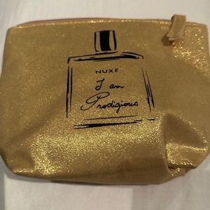 Nuxe case. Gorgeous gold colour!